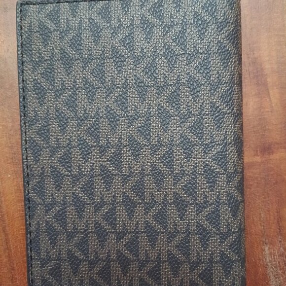 New Michael Kors Signature Logo Passport/Card Wallet - Picture 2 of 3
